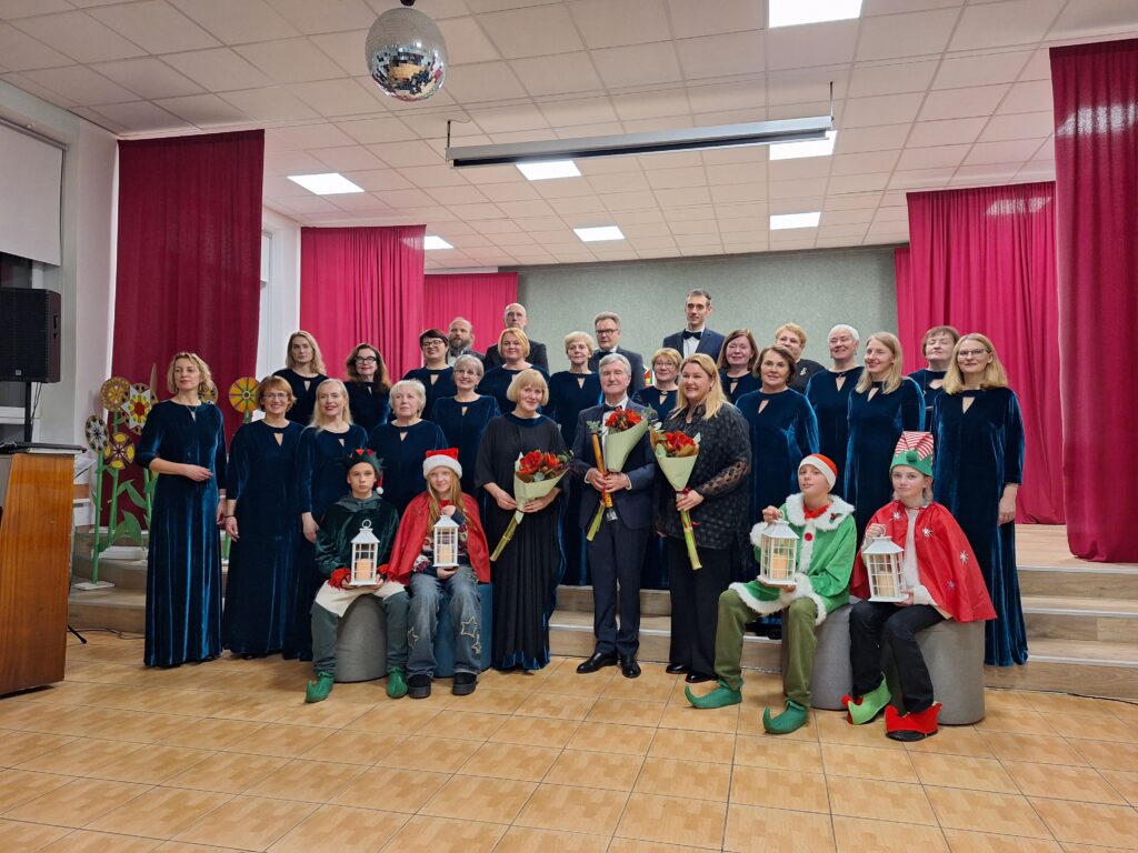 Domeikavos mišrus choras „Versmė“ su vilkijiečiais nykštukais
