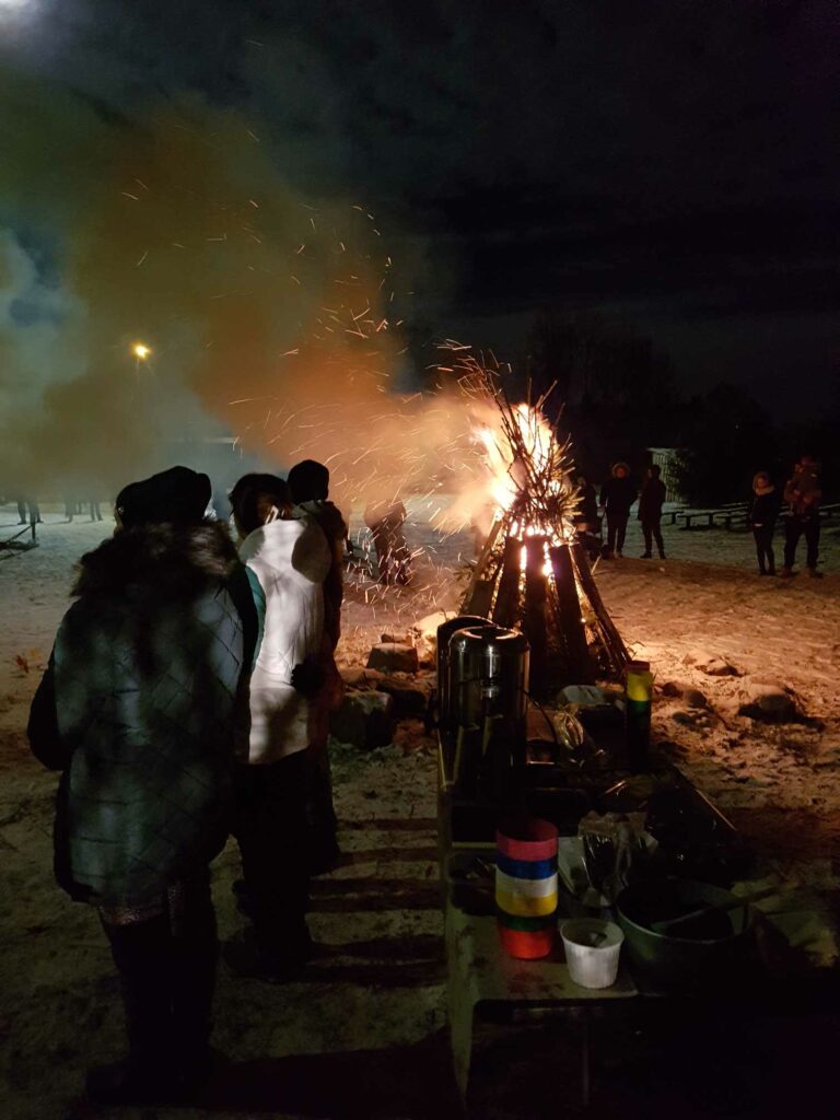 Čekiškės gyventojai susirinko prie simbolinio atminimo laužo