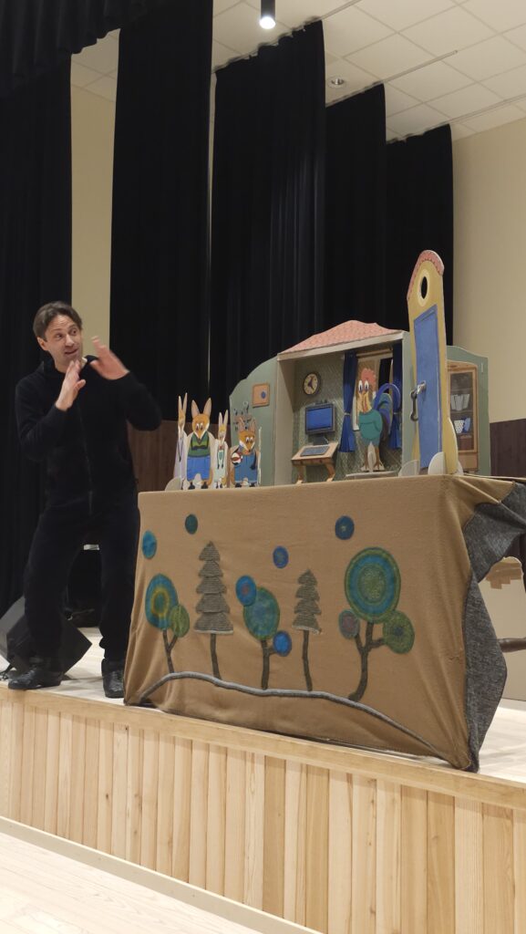 Spektaklis „Mane lapė neša“.