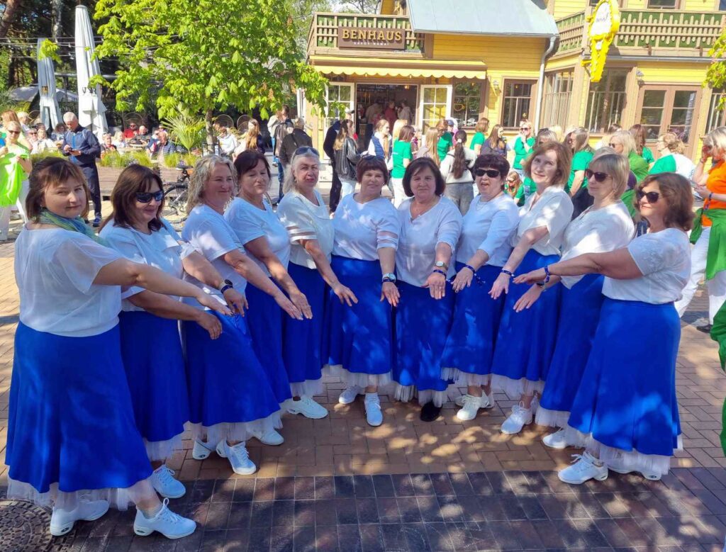 Linijinių šokių kolektyvas "Skrajūnė" ir senjorių grupė "Vija"