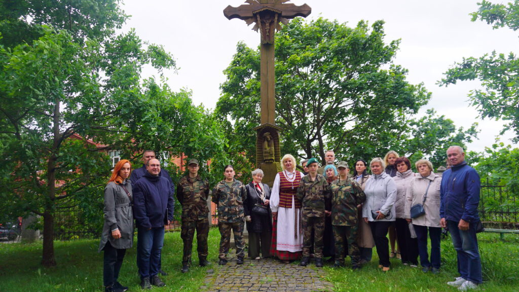 prie Tremtinių kryžiaus šventoriuje, buvo padėtos gėlės, uždegtos žvakės – tai pagarbos