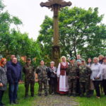 prie Tremtinių kryžiaus šventoriuje, buvo padėtos gėlės, uždegtos žvakės – tai pagarbos