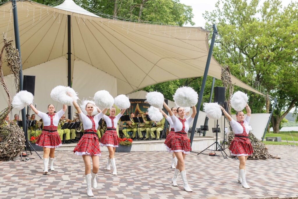 Babtų kultūros centro dūdų orkestras „Algupys“ ir grakščiosios šokėjos