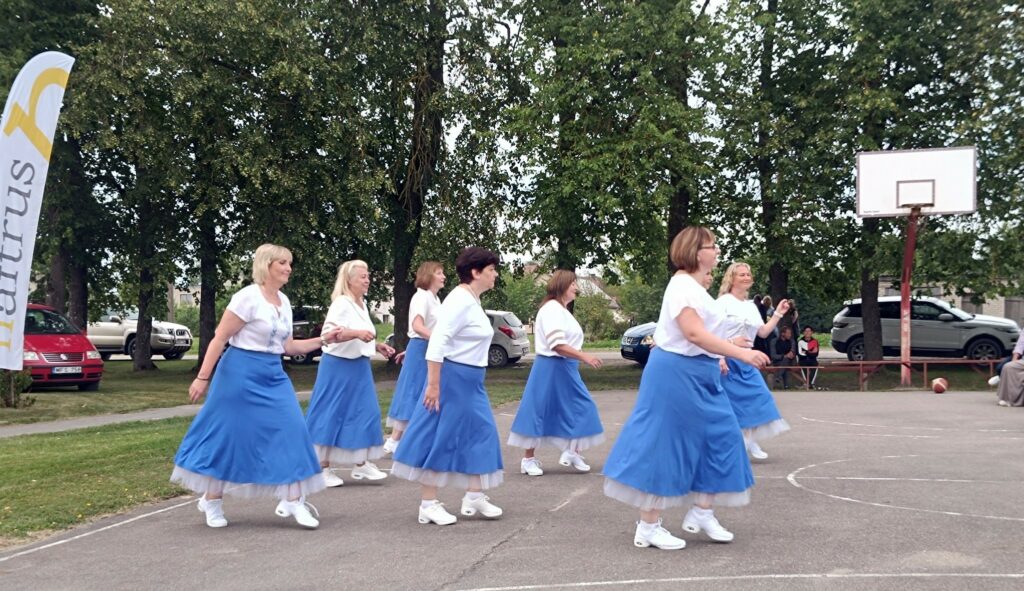 Vilkijos kultūros centro linijinių šokių kolektyvas „Skrajūnė“