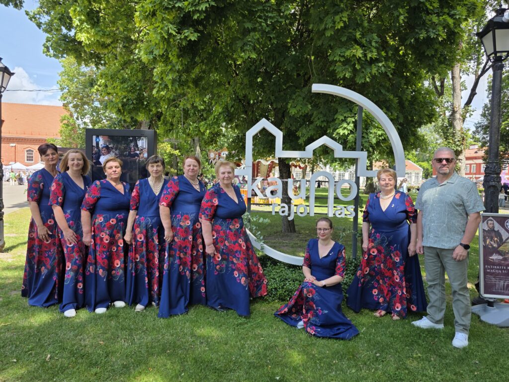 Padauguvos laisvalaikio salės moterų vokalinis ansamblis "Akimirka" ir vadovas Alvydas Furmonas