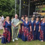 Padauguvos laisvalaikio salės moterų vokalinis ansamblis "Akimirka" ir vadovas Alvydas Furmonas po koncerto