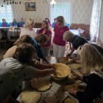 Moterys bandų gaminimo procese