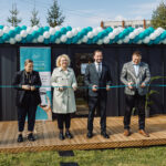 Kauno r. savivaldybės jaunimo reikalų koordinatorė Domantė Sinkevičiūtė, Kauno rajono savivaldybės tarybos narė, jaunimo reikalų tarybos pirmininkė Monika Kiaušaitė, Kauno rajono vicemeras Laurynas Dilys, Vilkijos seniūnas Paulius Amanaitis kerpa juostelę.