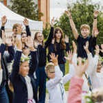 Atidaryme dalyvavę moksleiviai žaidžia žaidimus su renginio vedėju
