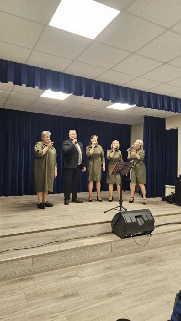 Saulėtekių laisvalaikio salės mišrus vokalinis ansamblis „Saulėtekėnai“ (vad. Andžela Mickutė)