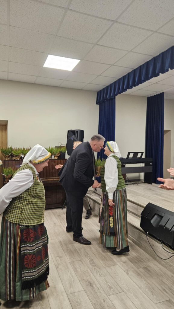 Vilkijos apylinkių seniūno sveikinimai kolektyvui.