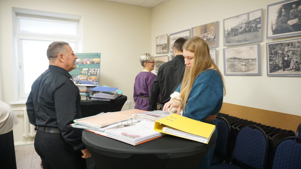 Apžiūrima paroda Kauno rajono 70 – mečiui.