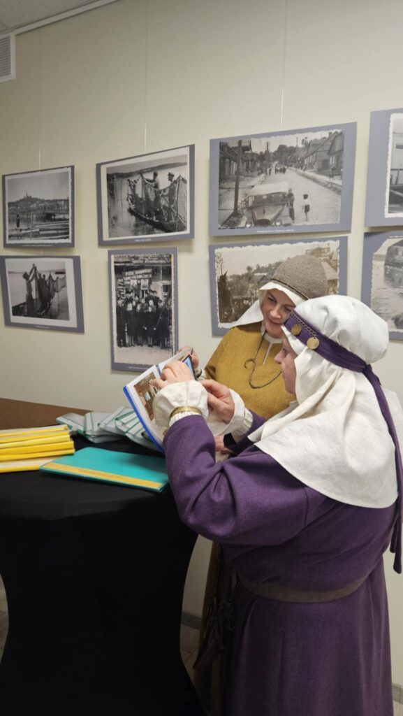 Apžiūrima paroda Kauno rajono 70 – mečiui.