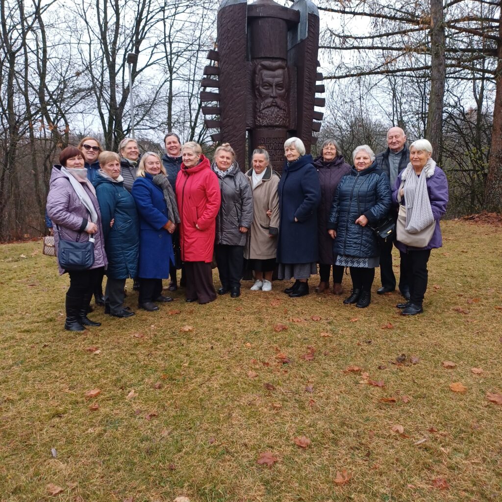 Prie paminklo rašytojui, poetui, 1863 m. sukilimo dalyviui Andriui Višteliui (kodas 2066), sukurto skulptoriaus Stasio Žirgulio. Iš kairės I eilė: D. Isodienė, D. Pečiukaitienė, E. Brazauskienė, O. Štilpienė, F. Meiliūnienė, R. Gineikienė, K. Vištakienė, O. Tamkevičienė, Z. Tomkienė, A. Kaminskas, J. Ziuzina II eilė: D. Keturakienė, E. Tarolienė, J. Bytautė