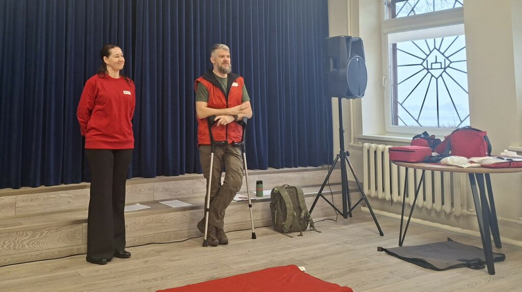 Lietuvos Raudonojo Kryžiaus savanoriai veda pirmosios pagalbos mokymus