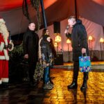 Miesto seniūnas dėkoja už padovanotą miestui eglutę