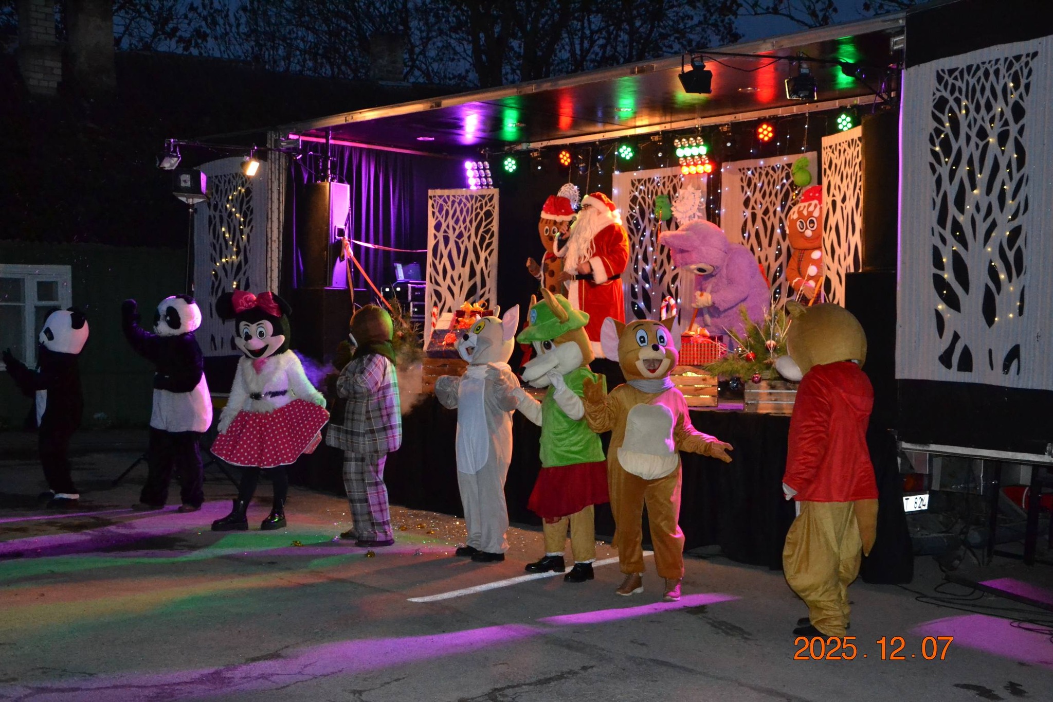 Raseinių rajono kultūros centro Kalėdinis karavanas su programa "Kalėdų ritmu"