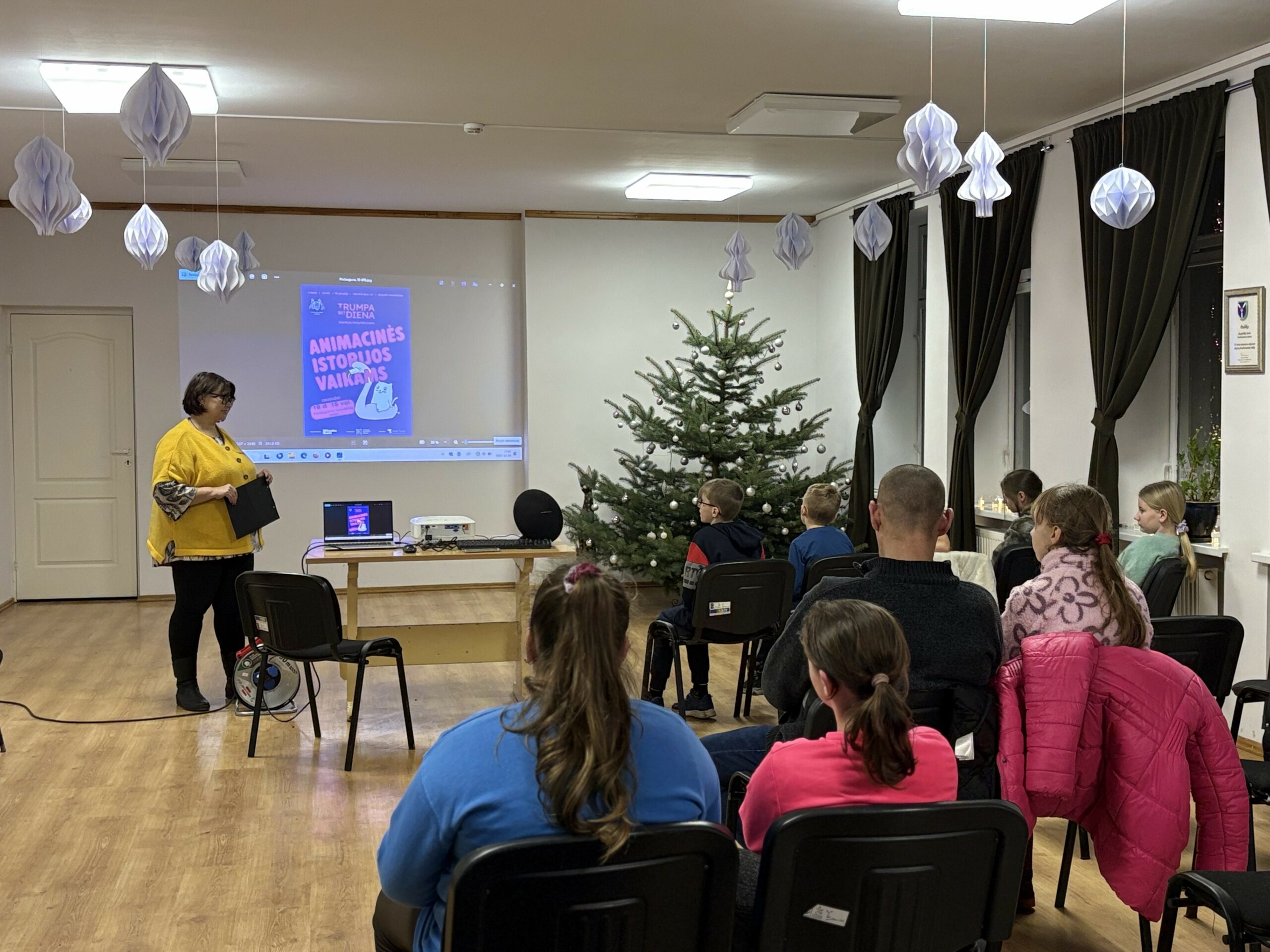 Vilkijos kultūros centro darbuotoja pristat0 animacinių filmų programą vaikams