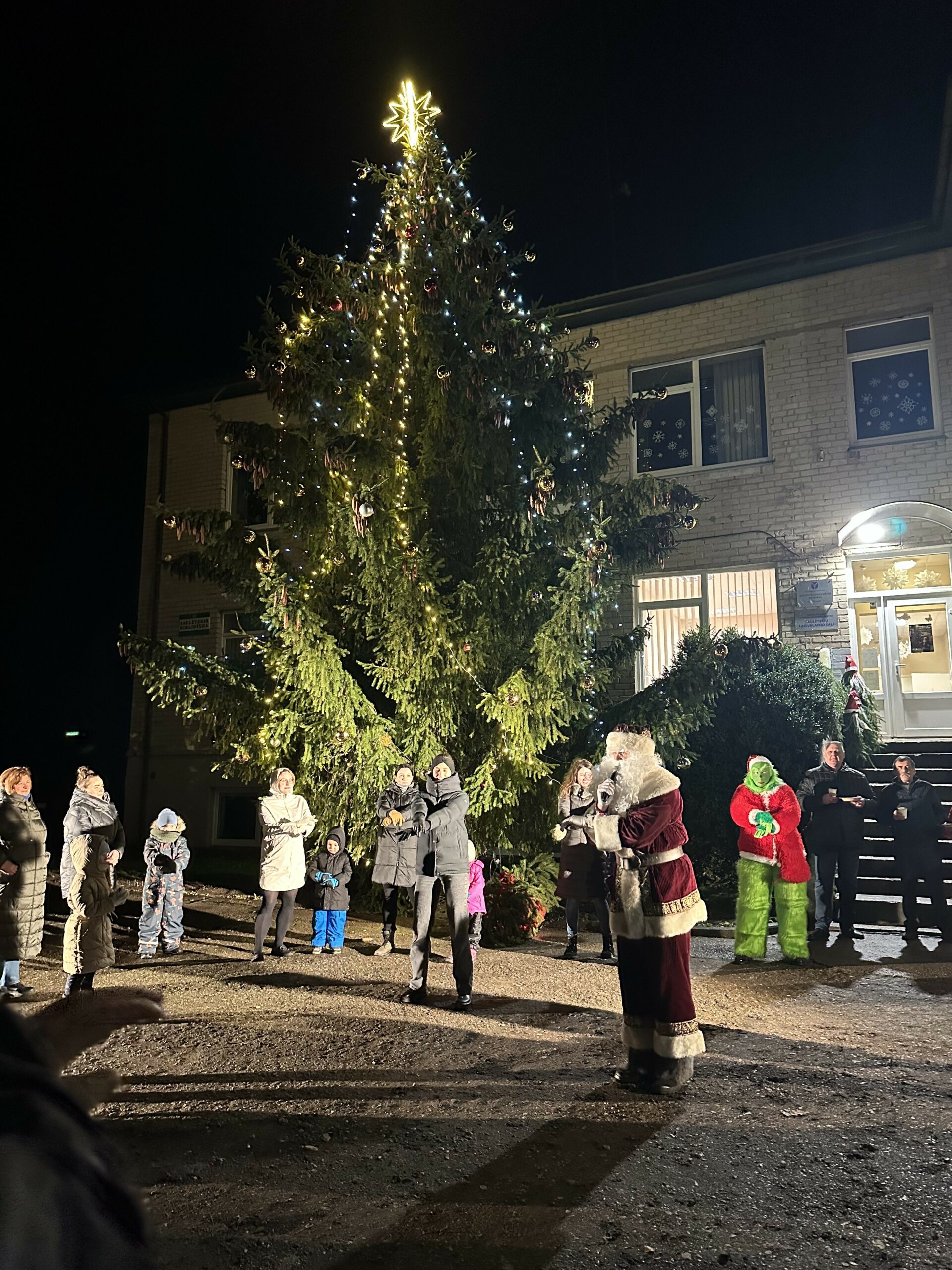 Kalėdų senelis žaidžia su vaikais