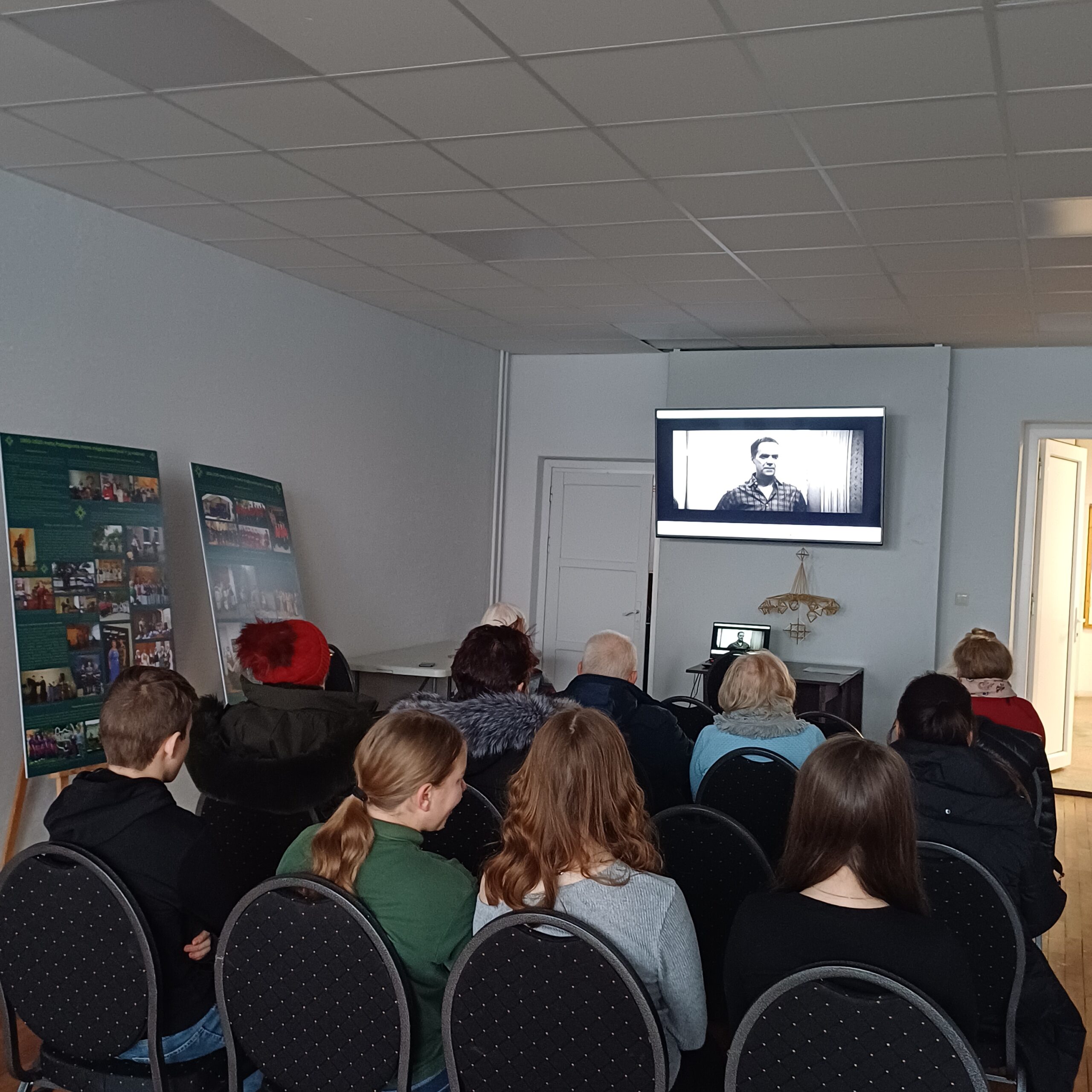 Žiūrovai Liučiūnų laisvalaikio salėje žiūrėjo filmą „Maža išpažintis“.