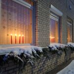 Pilietinė iniciatyva „Pergalės šviesa“ nušvietė Padauguvos laisvalaikio salės langus