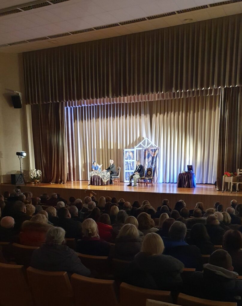 Spektaklio ,,Atžalynas" spektaklio akimirka Alšėnuose