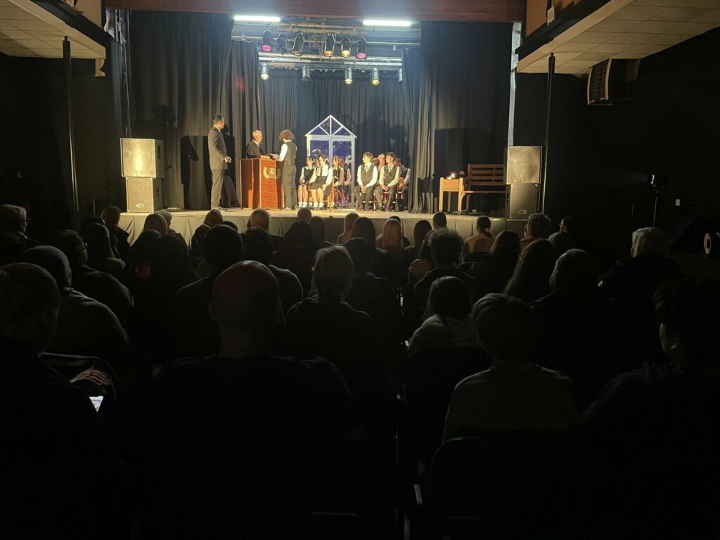 Spektaklis ,,Atžalynas"- vaidina Čekiškės laisvalaikio salės teatro studija „Kartos“