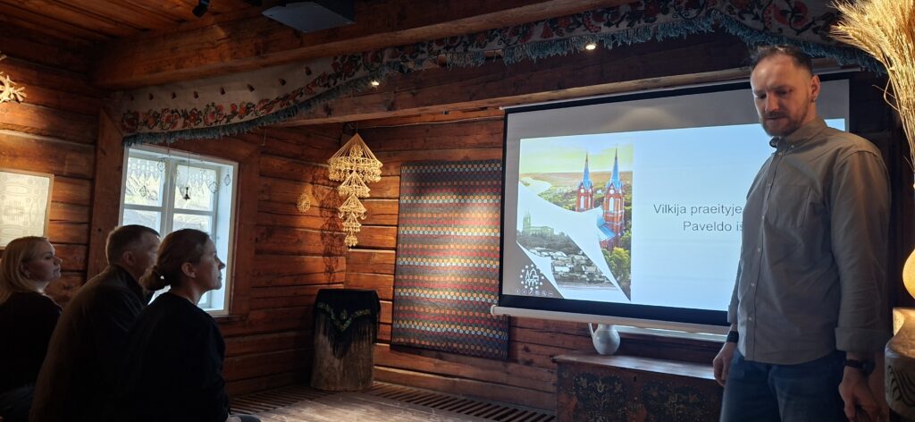Kauno rajono savivaldybės Kultūros paveldo skyriaus vyr. specialistas, istorikas ir paveldosaugininkas Žilvinas Rinkšelis skaitė pranešimą „Vilkija praeityje ir šiandien. Paveldo ištekliai“