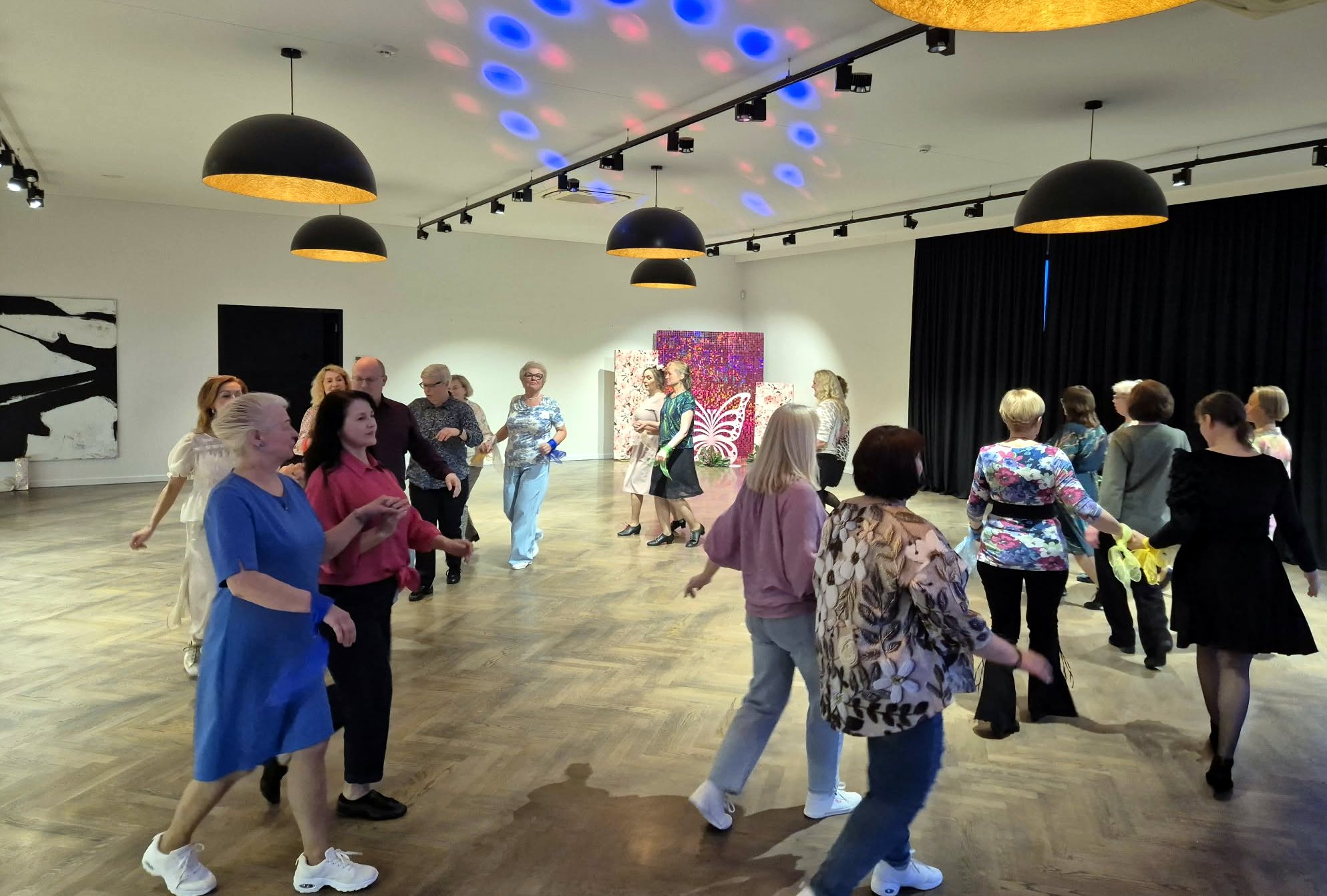 Pavasariškas šokių vakaras dovanojo moterims bendras akimirkas