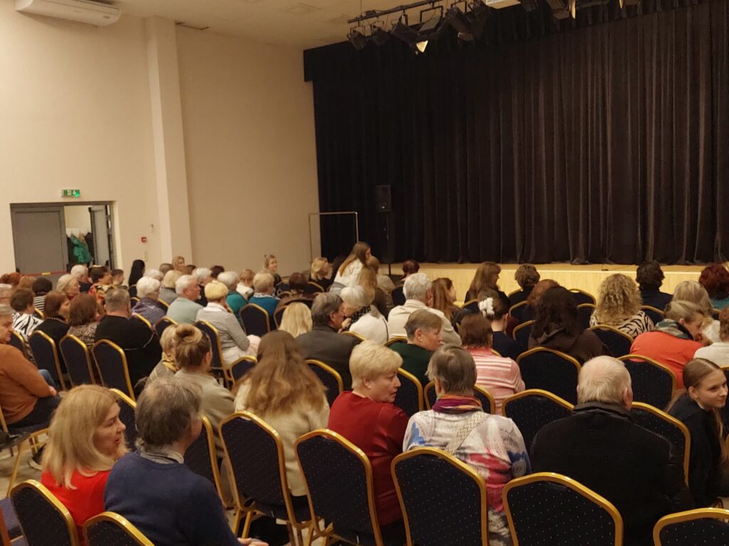 Vykusio spektaklio akimirkos