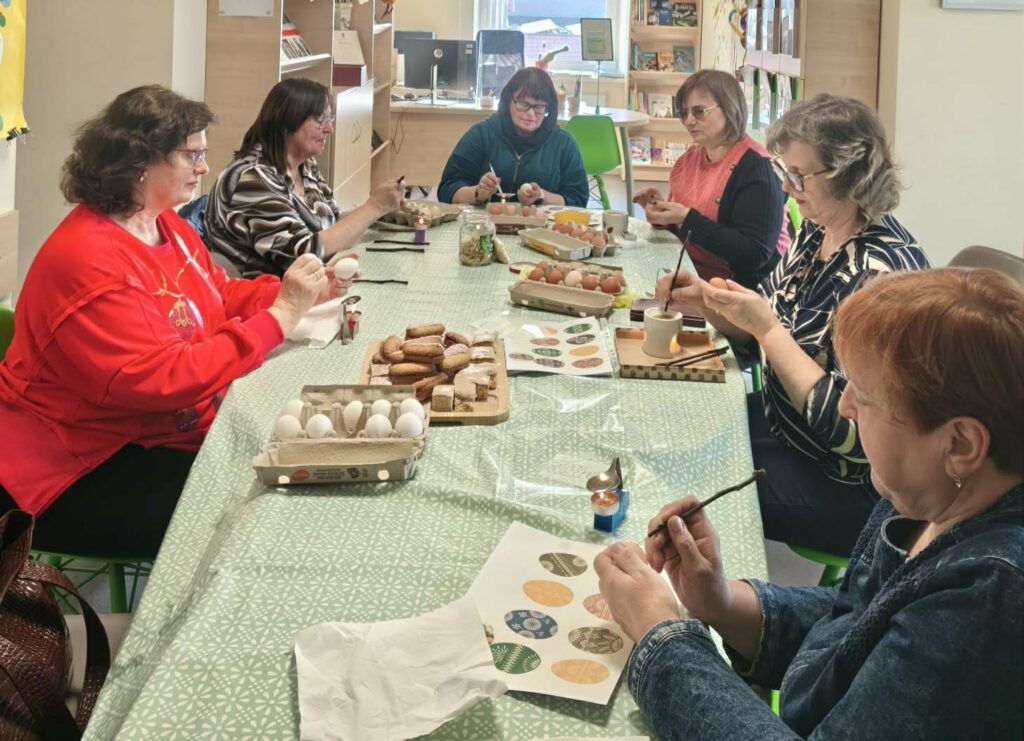 Susirinkusios moterys pasinėrė į kiaušinių marginimą vašku