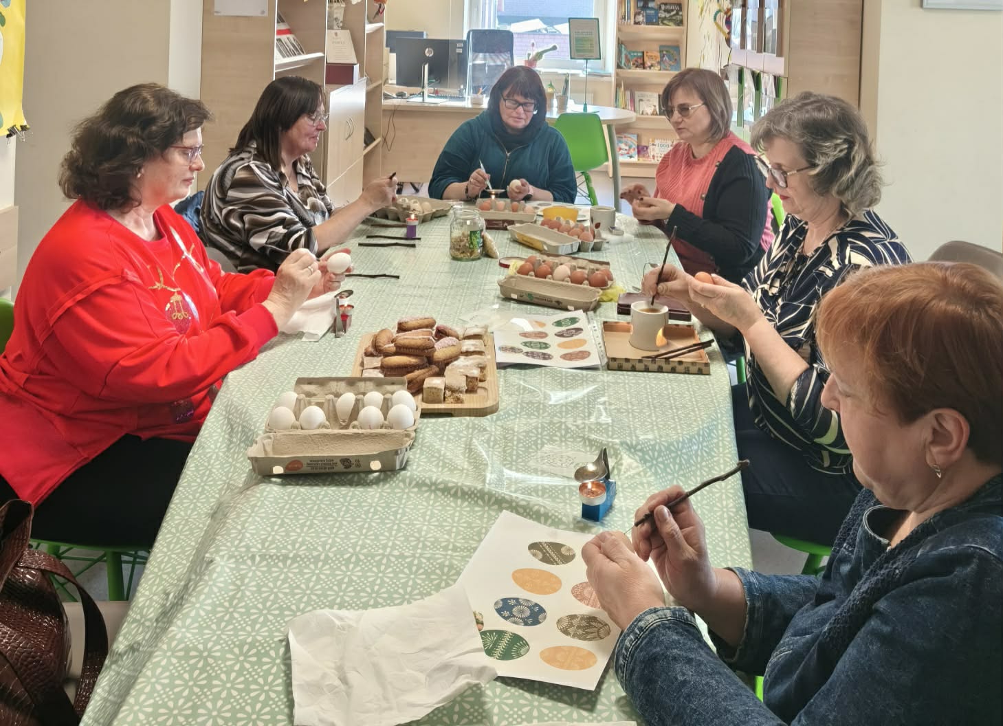 Susirinkusios moterys pasinėrė į kiaušinių marginimą vašku