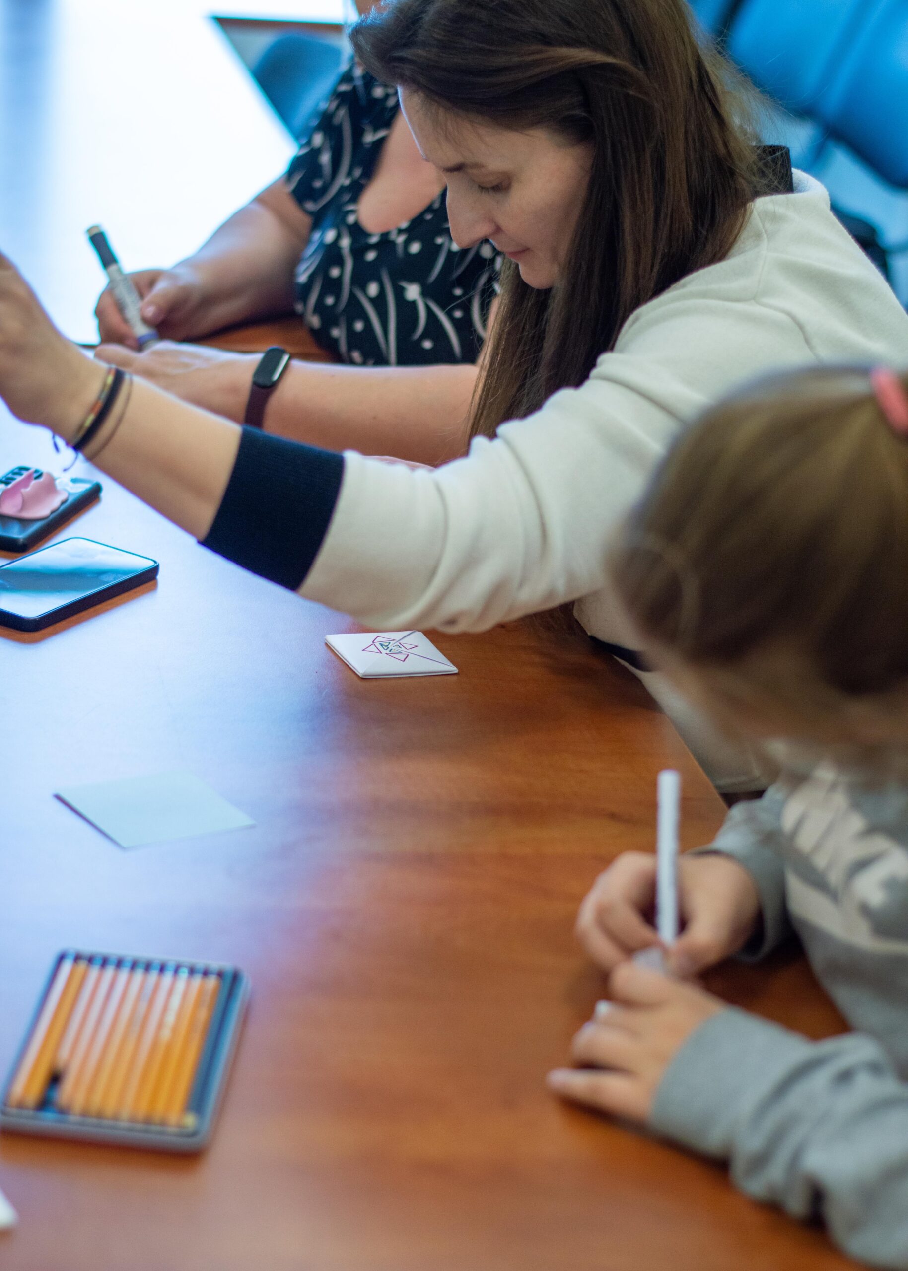 Akimirka iš atviručių dirbtuvėlių. Dekoruojamas slaptas laiškelis.