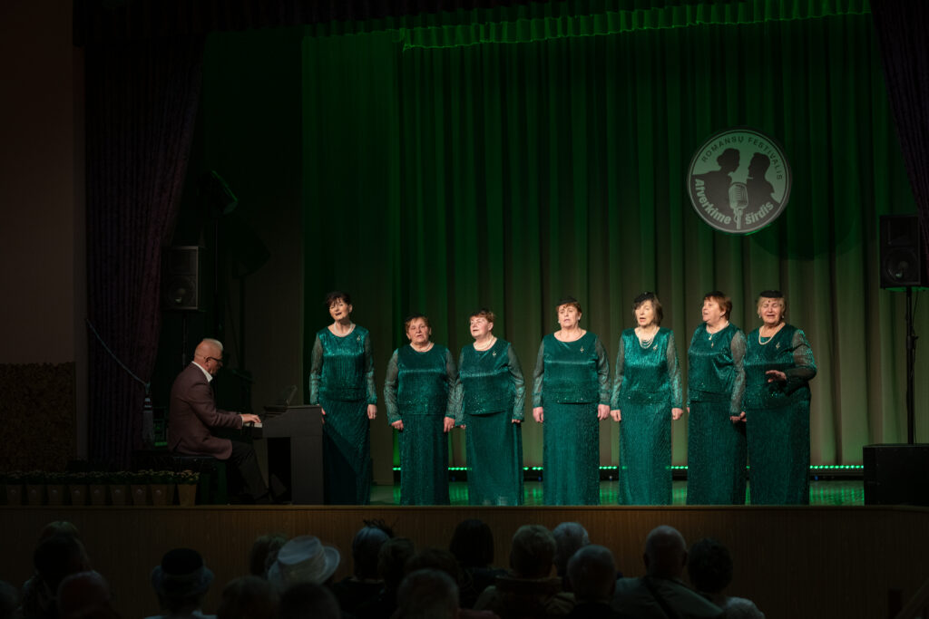 Padauguvos laisvalaikio salės moterų vokalinis ansamblis „Akimirka“, vadovas A. Furmonas