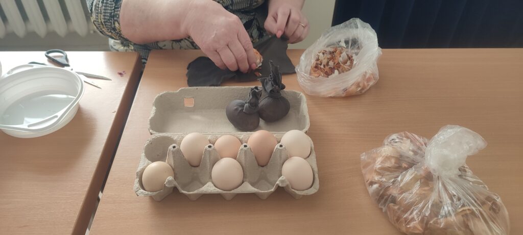 E. Petrauskienė parodė kaip margučius marginti su žolelėmis