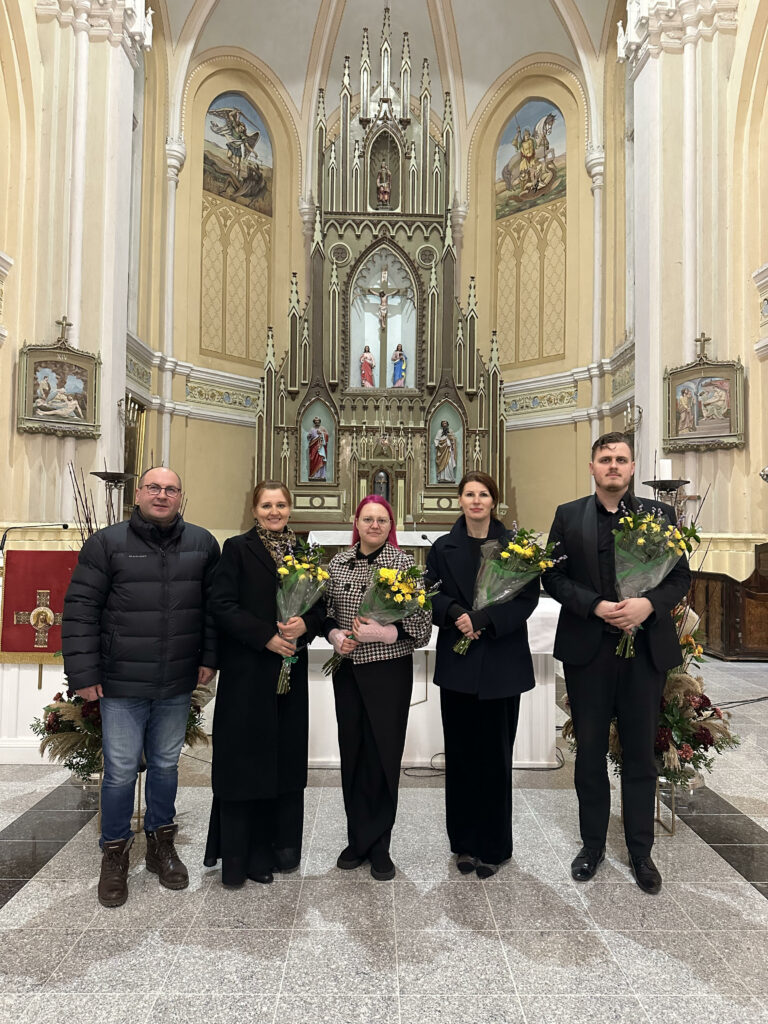 Nuotraukoje iš kairės  :

Klebonas Linas Šipavičius ir Kauno styginių kvartetas 

1 smuikas  Karolina Beinarytė-Palekauskienė

2 smuikas - Aistė Mikutytė

Altas - Eglė Lapinskė

Violončelė - Kasparas Šerpytis 