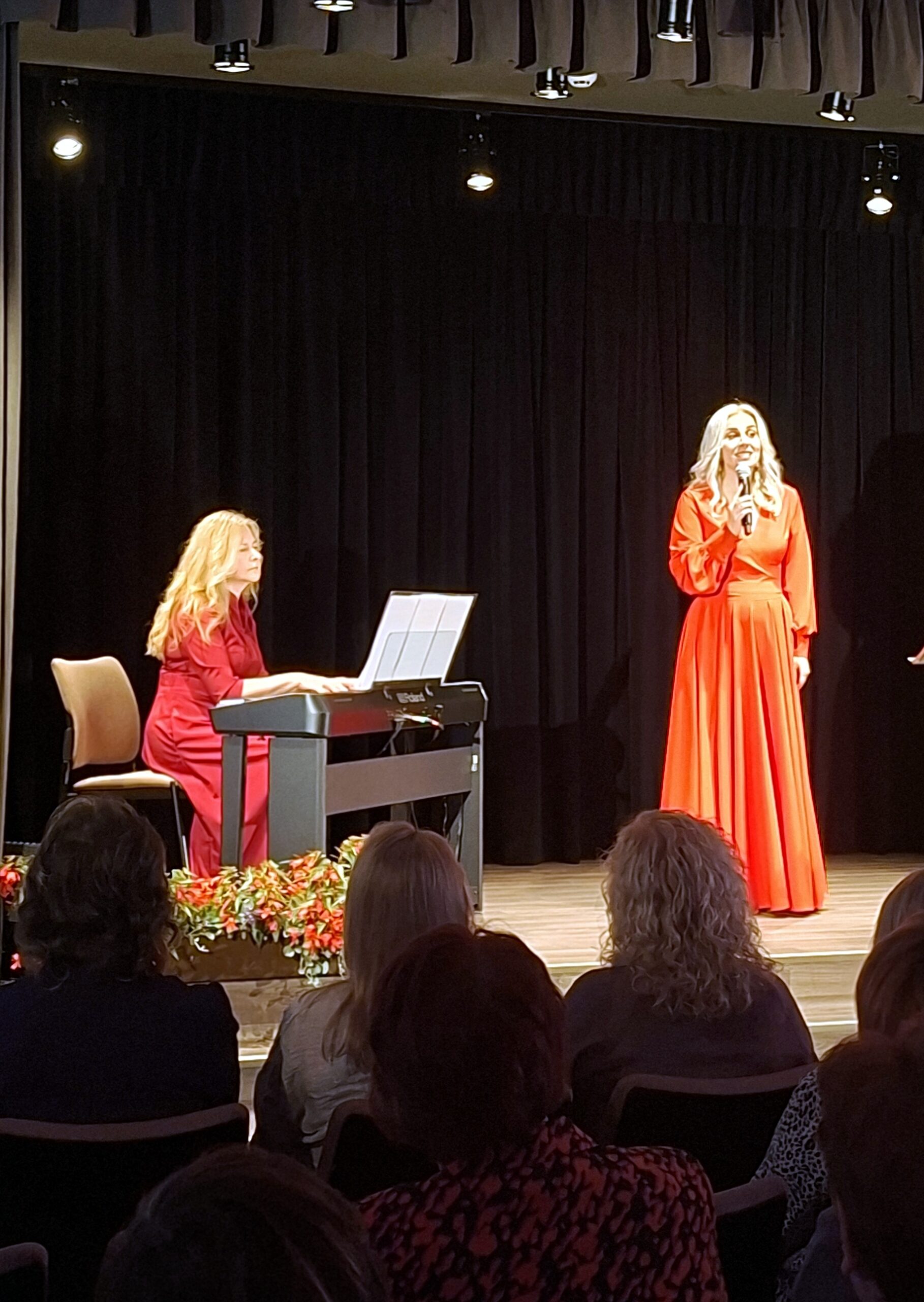 Vakaro programą atliko sopranas Andžela Mickutė ir pianistė Jurgita Lapienytė