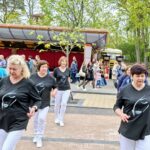 Šokių grupė ,,Vija" šoka Basanavičiaus gatvėje Palangoje