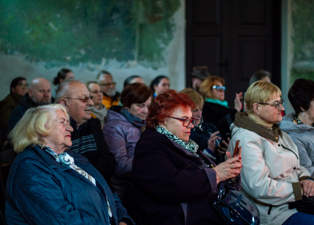 Akimirkos iš L. Isaak koncerto Čekiškės sinagogoje. Koncerto klausytojai.
