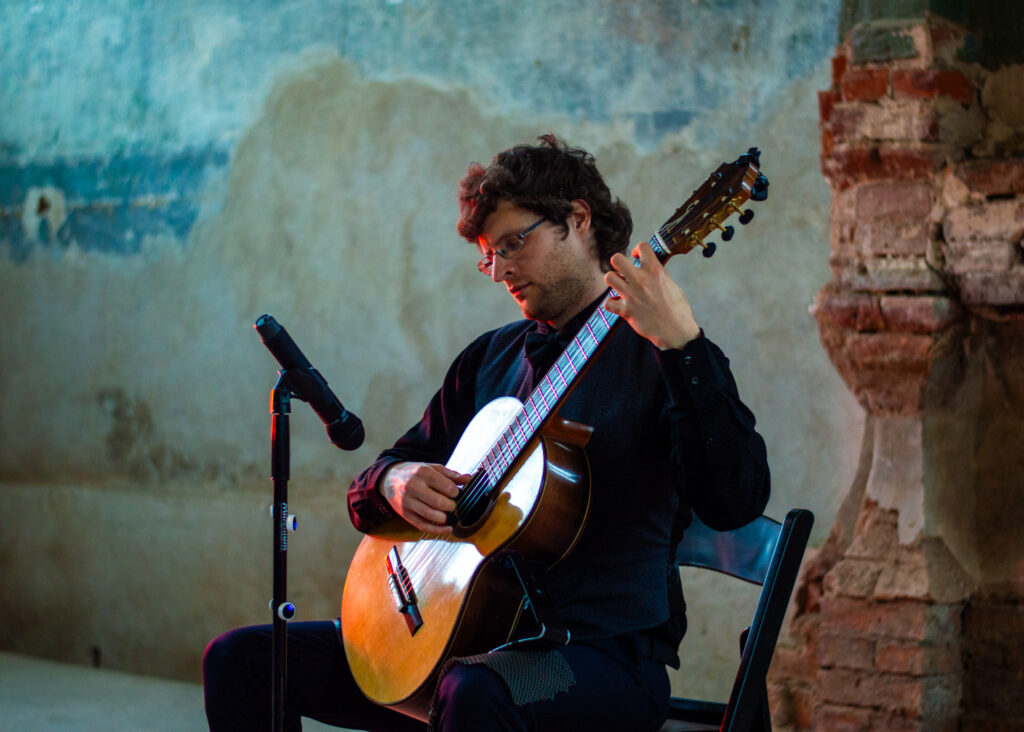 Akimirkos iš L. Isaak koncerto Čekiškės sinagogoje. Gitaros atlikėjas Lukas Isaak