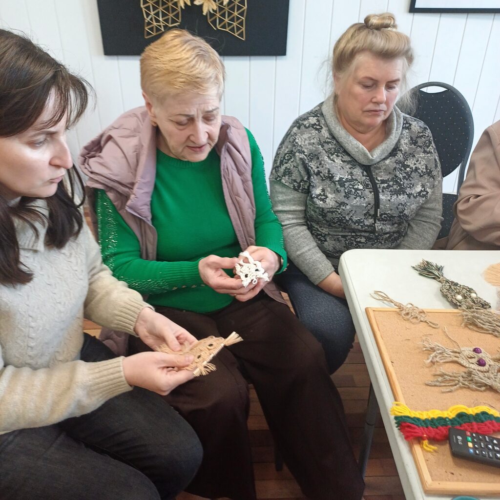 Moterys-laiko-rankose-pakabukus-peledziukus