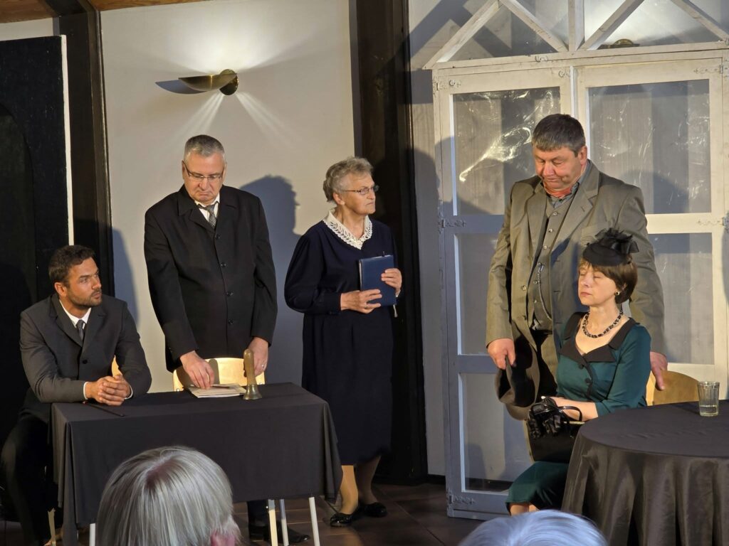 Akimirkos iš gegužės 10 d. vykusio spaudos atgavimo, kalbos ir knygos dienos minėjimo Sudarge, kur Čekiškės laisvalaikio teatras Kartos suvaidino K. Binkio pjesę Atžalynas.