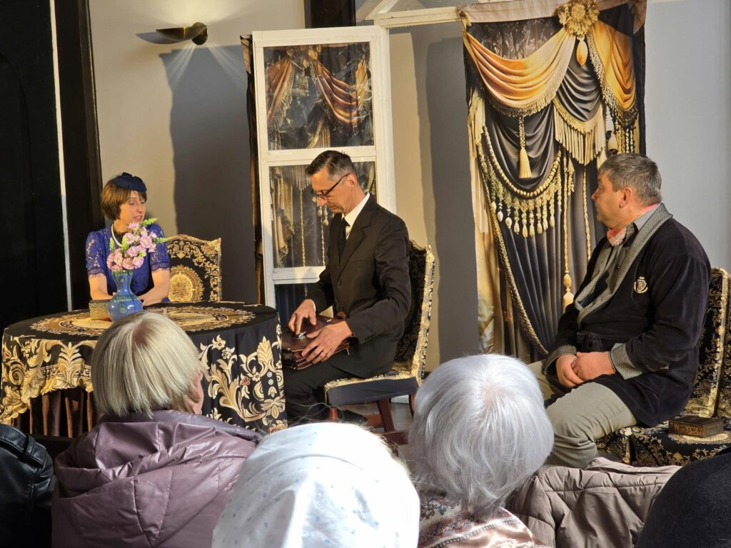 Akimirkos iš gegužės 10 d. vykusio spaudos atgavimo, kalbos ir knygos dienos minėjimo Sudarge, kur Čekiškės laisvalaikio teatras Kartos suvaidino K. Binkio pjesę Atžalynas.