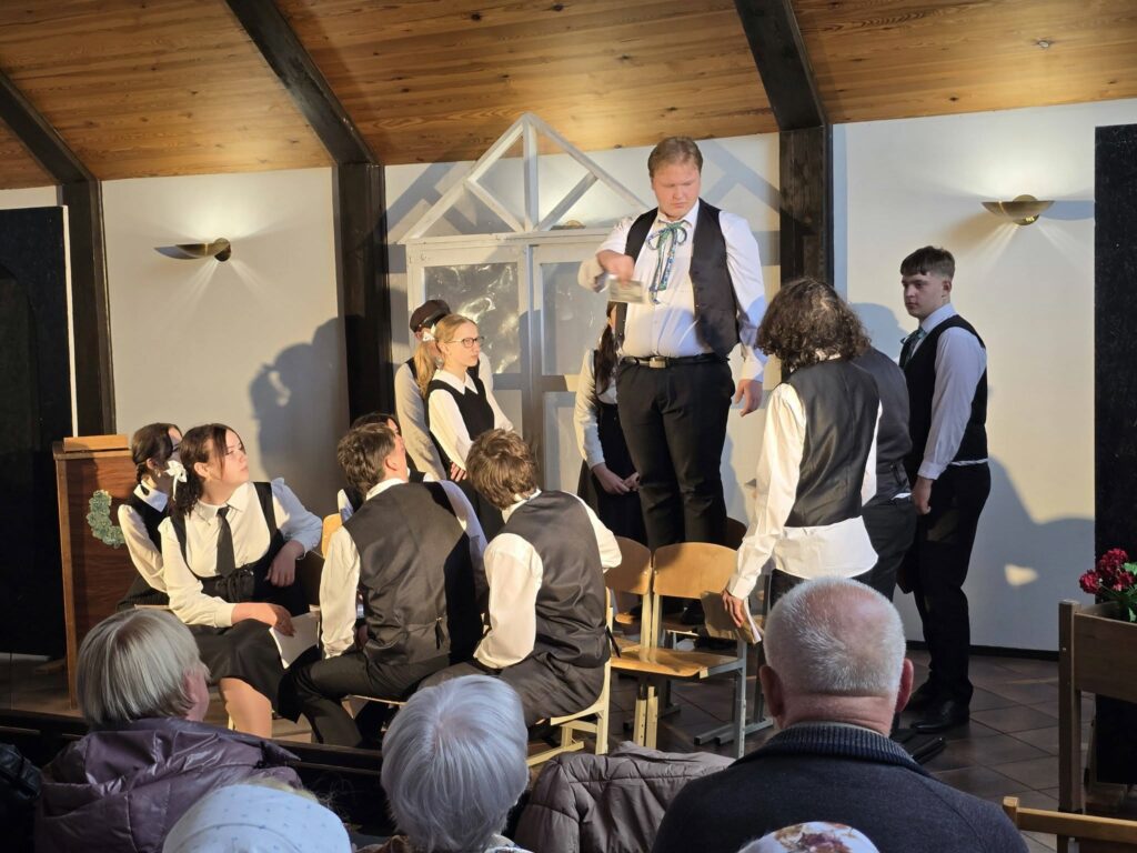 Akimirkos iš gegužės 10 d. vykusio spaudos atgavimo, kalbos ir knygos dienos minėjimo Sudarge, kur Čekiškės laisvalaikio teatras Kartos suvaidino K. Binkio pjesę Atžalynas.