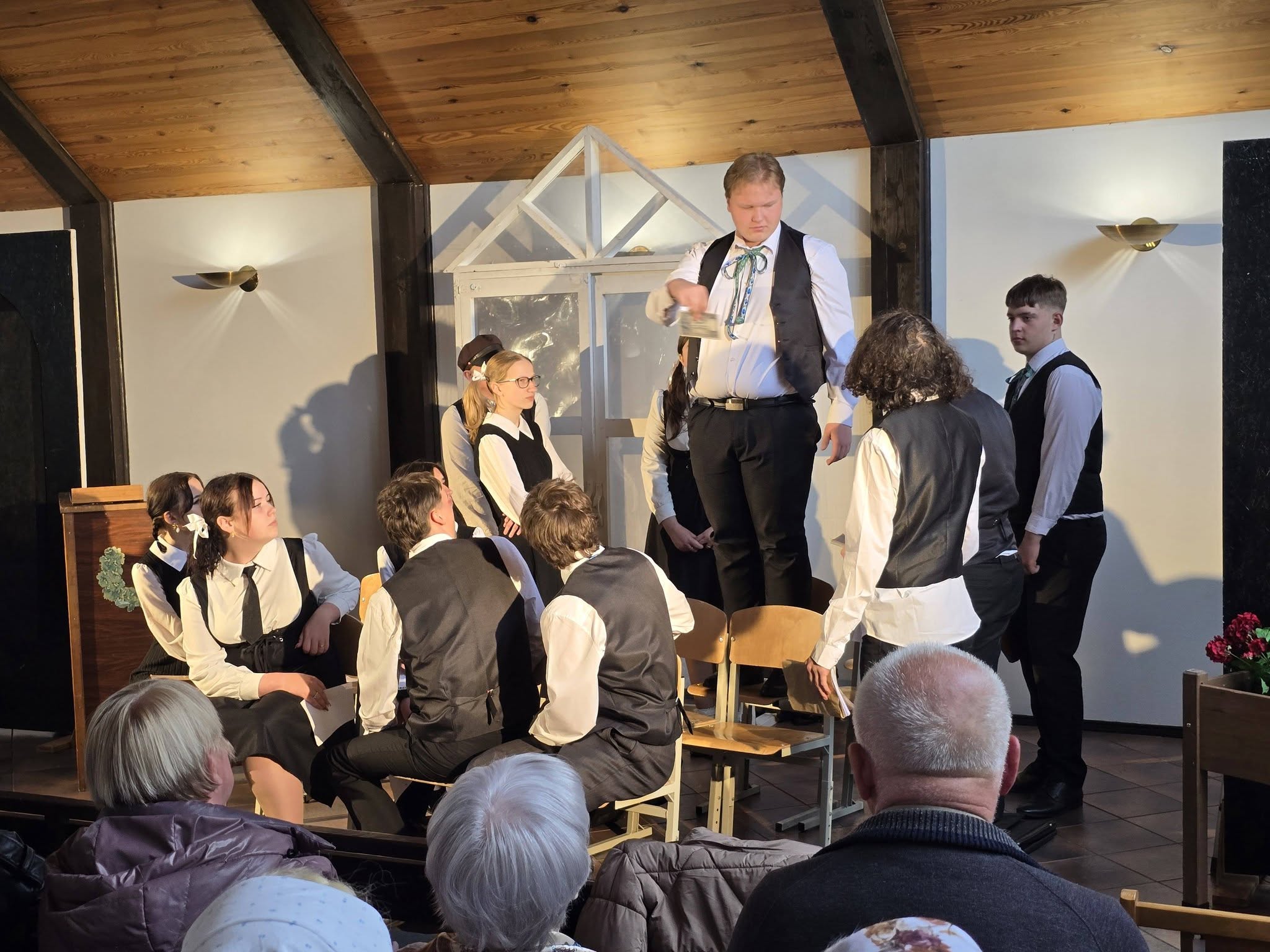 Akimirkos iš gegužės 10 d. vykusio spaudos atgavimo, kalbos ir knygos dienos minėjimo Sudarge, kur Čekiškės laisvalaikio teatras Kartos suvaidino K. Binkio pjesę Atžalynas.