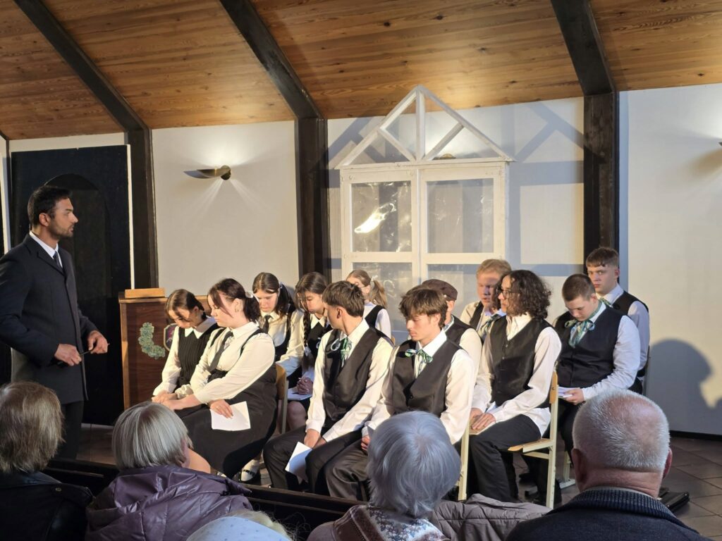 Akimirkos iš gegužės 10 d. vykusio spaudos atgavimo, kalbos ir knygos dienos minėjimo Sudarge, kur Čekiškės laisvalaikio teatras Kartos suvaidino K. Binkio pjesę Atžalynas.