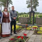 Vilkijos miesto ir apylinkių seniūnai , miesto bibliotekininkė padeda gėles prie žuvusių partizanų kapų
