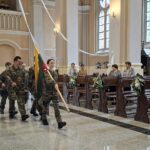 Jaunieji Vilkijos šauliai įneša vėliavas į bažnyčią