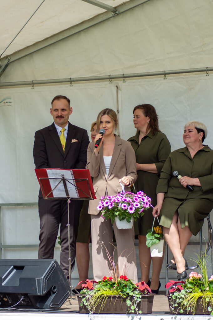 Renginio vedėjas Laimis Krunglevičius ir Saulėtekių laisvalaikio salės organizatorė G. Beinarytė - Krunglevičienė