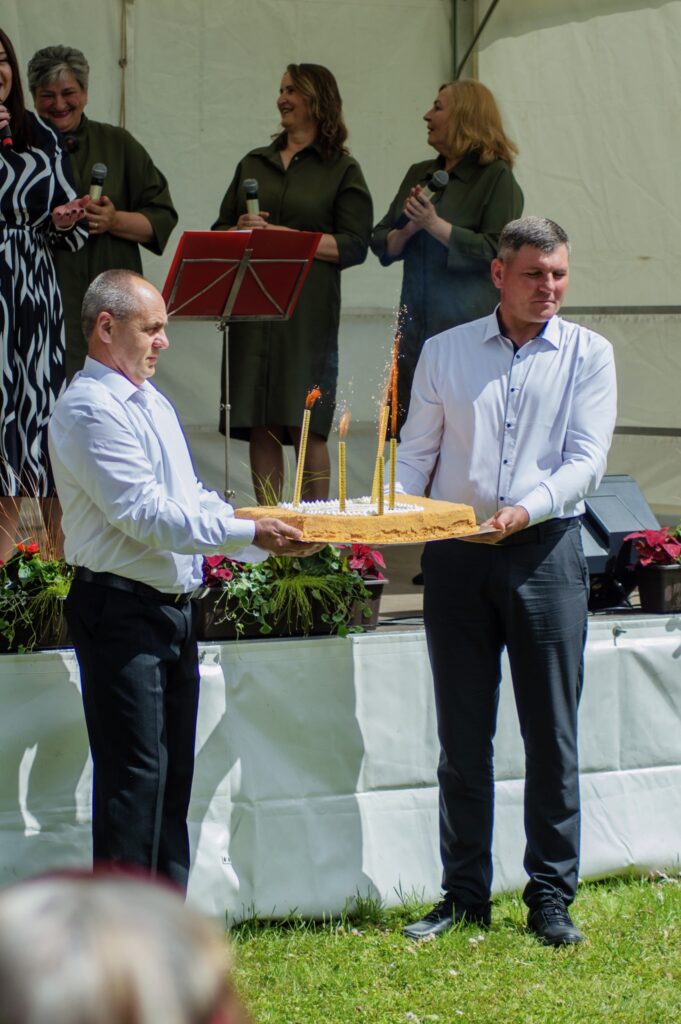 „Volungės” kolektyvo nariai laiko Vicemerės S. Navickienės dovanotą tortą